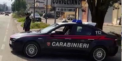 Accoltella il padre al petto per futili motivi,...