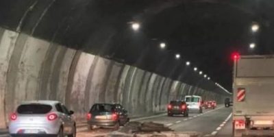 Crollo in galleria a Genova, indagine sui contr...