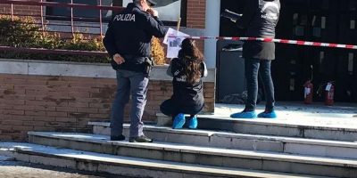 Donna si da fuoco davanti al Tribunale dei mino...