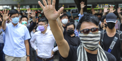 Hong Kong, smascherati e feriti poliziotti in b...