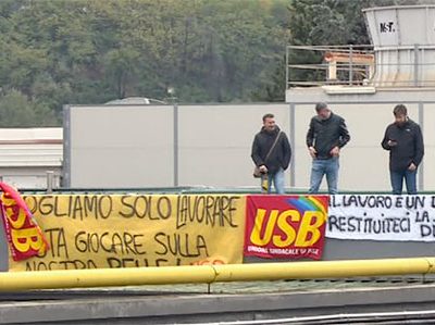 Licenziati, 47 lavoratori della coop Seatt salgono sul tetto dell’ospedale