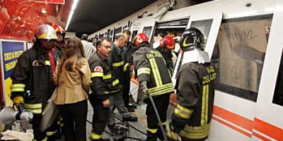 Scontro fra tre vetture nella metrò di Napoli, ...