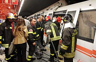 Scontro fra tre vetture nella metrò di Napoli, feriti fra i passeggeri