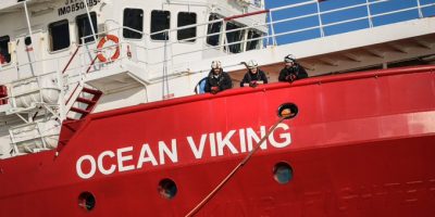 La Ocean Viking attracca a Taranto, sbarcati 40...