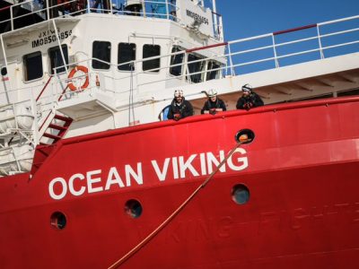 La Ocean Viking attracca a Taranto, sbarcati 403 migranti