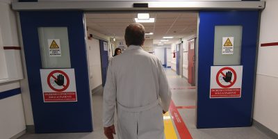 Riceve lo sfratto e si da fuoco, è in gravissim...