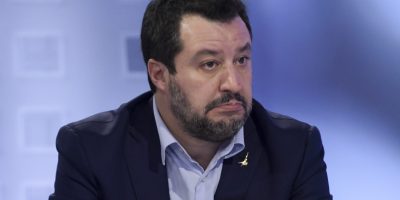 Salvini in diretta Facebook sul balcone, un vic...