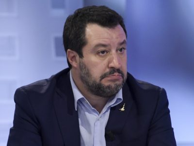 Salvini in diretta Facebook sul balcone, un vicino urla: “Matteo sono stro…te!”