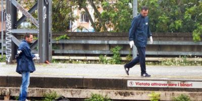 Con le cuffiette non sente arrivare il treno, p...