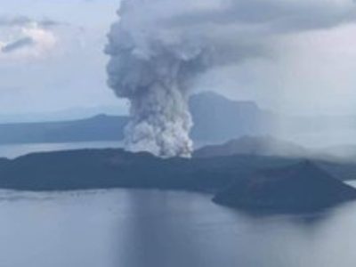 Evacuazione totale vicino a Manila, il vulcano Taal a rischio eruzione esplosiva