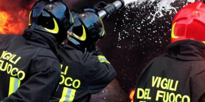 Una bimba di 7 anni muore fra le fiamme della c...