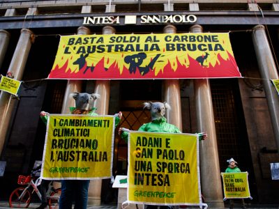 Greenpeace vs Intesa Sanpaolo: basta finanziamenti ai combustibili fossili