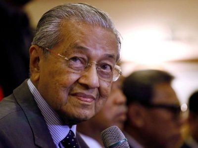 A 94 anni il primo ministro della Malaysia dà le dimissioni al re