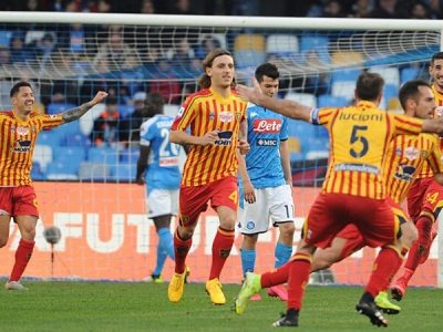 Genoa di misura sul Cagliari, Napoli ko con Lecce, la Lazio sbanca anche Parma
