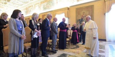 Il Papa rende omaggio agli insegnanti: “S...