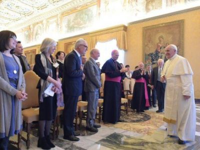 Il Papa rende omaggio agli insegnanti: “Sempre mal pagati”
