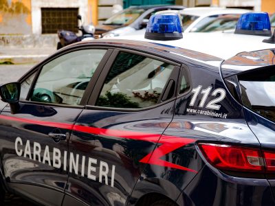 Donna trovata morta in un albergo, indagini serrate