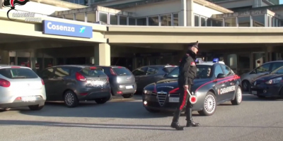 Cosenza, 53enne costringe moglie malata e figli...