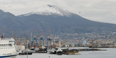 Il Vesuvio si “veste di bianco” ed ...