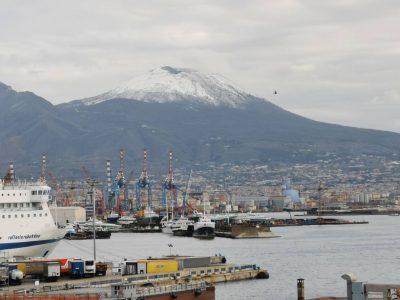 Il Vesuvio si “veste di bianco” ed è uno spettacolo straordinario