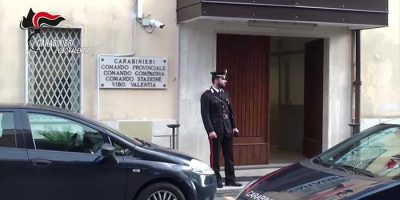 Arsenale nascosto in una parete dell’abit...