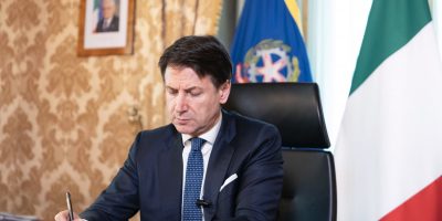 Coronavirus, Conte promette mascherine e guanti...