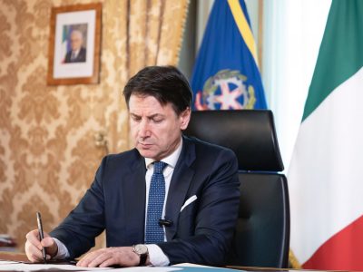 Coronavirus, Conte promette mascherine e guanti gratis per i lavoratori