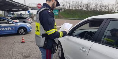 Tossisce in faccia ai poliziotti perché infasti...