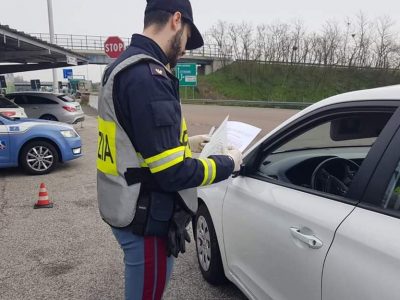 Tossisce in faccia ai poliziotti perché infastidito da un controllo: denunciato