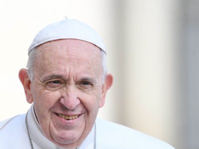 Coronavirus, Papa Francesco: “Preghiamo per i malati e le persone che lavorano”
