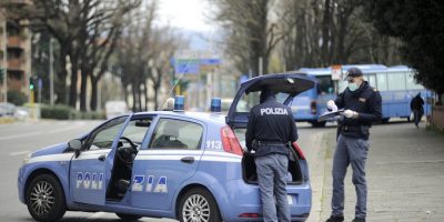 Roma, medico multato mentre cerca i cavi per ri...
