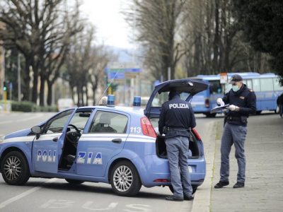 Roma, medico multato mentre cerca i cavi per rimettere in moto l’auto