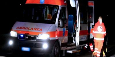 Si schianta contro la recinzione di una casa, u...