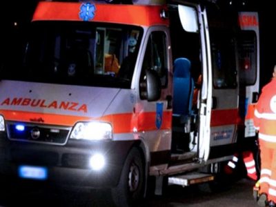 Si schianta contro la recinzione di una casa, un morto e due feriti