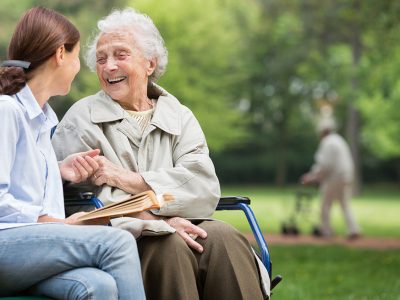 Dispositivi GPS per monitorare bambini e anziani: pro o contro?