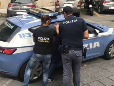 Devastano reception hotel e compiono una rapina, arrestati
