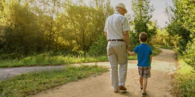 Nonno ruba cioccolata per regalarla ai nipoti, ...