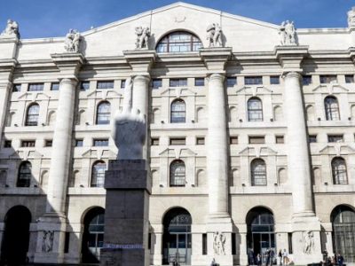 Giù tutte le Borse europee, Milano perde il 6,1%, lo spread sale a 262