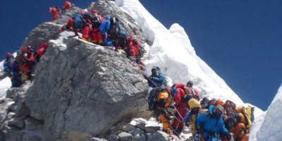 Everest, annullate tutte le spedizioni per deci...