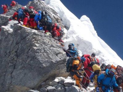 Everest, annullate tutte le spedizioni per decisione del governo nepalese
