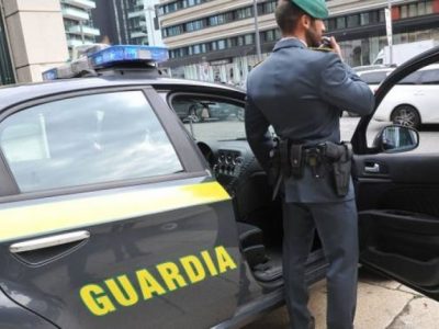 Mascherine e guanti in viaggio verso la Svizzera, sequestrati due carichi