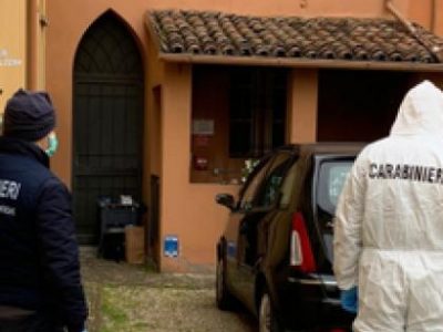 Donna trovata morta in casa con numerose ecchimosi sul corpo, fermato il marito rumeno