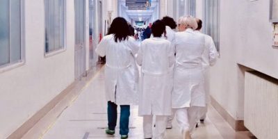 In attesa del tampone sputa su dottoressa e inf...