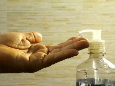 Francia, prezzi bloccati per disinfettanti e prodotti gel