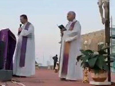 L’angelus recitato dal tetto della parrocchia con i fedeli sui balconi circostanti