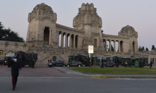 Bergamo, mezzi militari portano via i feretri d...