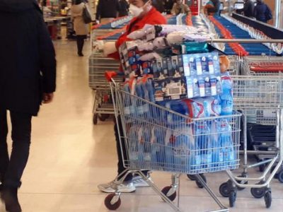 Supermarket e alimentari non chiuderanno, tuttavia è corsa ai rifornimenti
