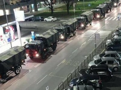 Una lunga colonna di mezzi dell’Esercito porta 60 bare fuori Bergamo verso altri forni crem...
