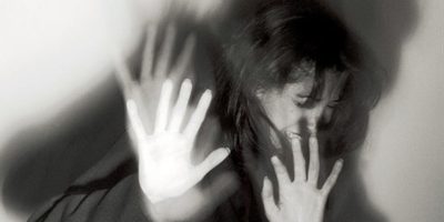 Picchia a sangue la ex e aggredisce i carabinie...