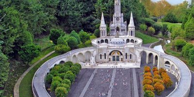 Il santuario di Lourdes chiude per il covid-19,...